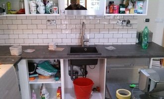 Zhotovení obkladu nad pracovní deskou v kuchyni