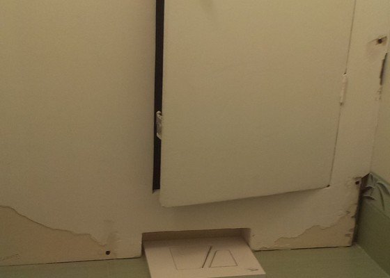 Zástěna stupaček na toaletě v paneláku - stav před realizací
