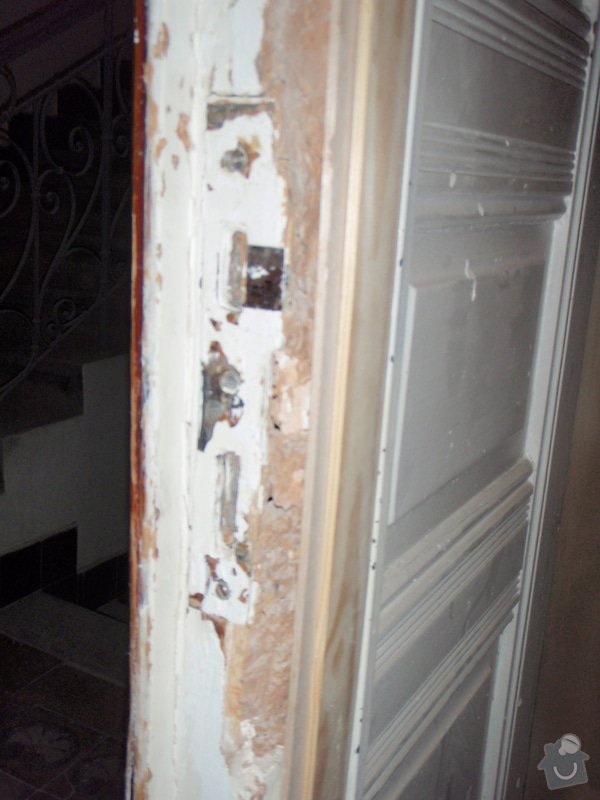 Renovace vstupních dvoukřídlých dveří: P1080132
