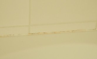 Oprava plesnivych spar v koupelne - stav před realizací
