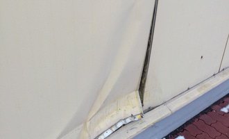 Klempířské práce - oprava nabourané fasády - stav před realizací