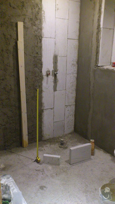 Koupelna s atypickým sprchovým koutem: 03_srovnani_krive_zdi