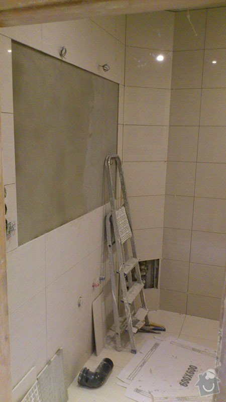Koupelna s atypickým sprchovým koutem: 05_obklady_a_dlazba