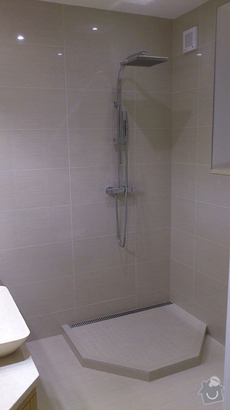 Koupelna s atypickým sprchovým koutem: 07_novy_kout_zatim_bez_zasteny