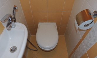 Oprava závěsného WC - stav před realizací