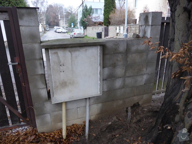 Zednické práce - přezdění plotu pro umístění elektrického rozvaděče.: P1020913