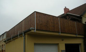 Zábradlí + pergola na střeše garáže