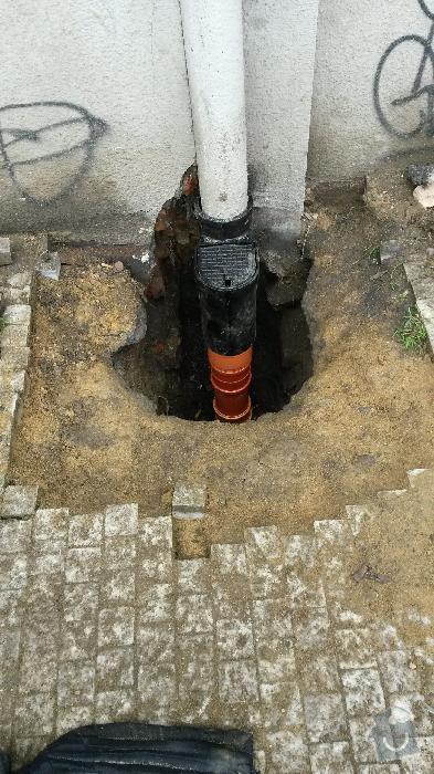 Oprava napojení dešťových svodů na kanalizaci, Praha 3: svod_Skroupovo_opraveny