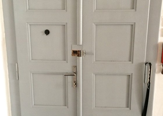 Zabezpečení vchodových dveří bytu - stav před realizací
