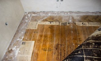 Renovace prkenné podlahy 11,5m2 - broušení+lakování - stav před realizací