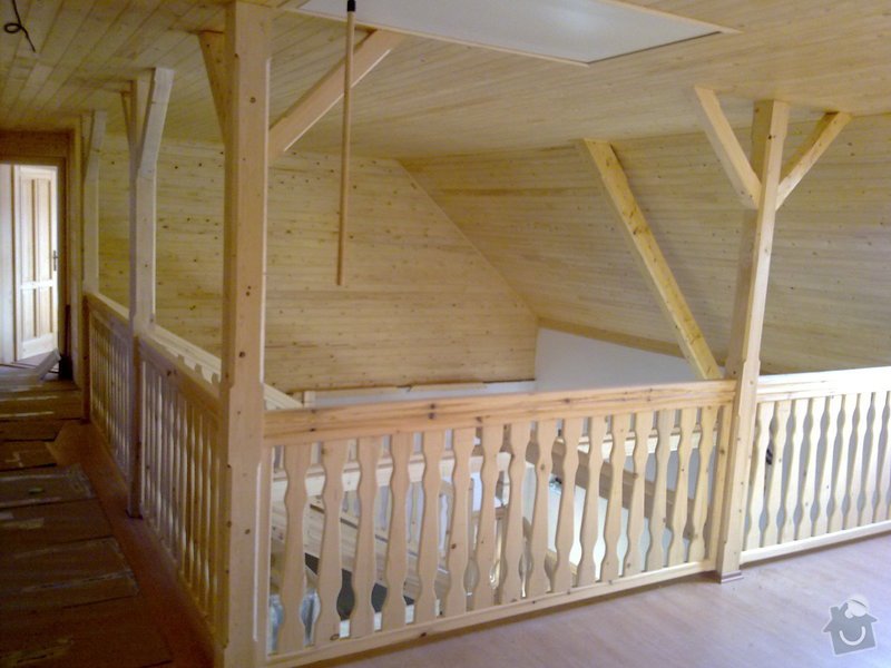 Střecha,arkýře,stropní trámy,dřevěný interier,schody: 25022011426