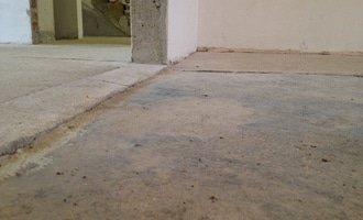 Úprava problematického betonu, vyrovnání podlahy, pokládka lepeného vinylu, obklad shodiště 