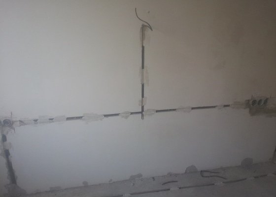 Zednicke prace panelak - oprava stuku stropy a slicy po elektrikarich - stav před realizací