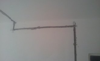 Zednicke prace panelak - oprava stuku stropy a slicy po elektrikarich - stav před realizací