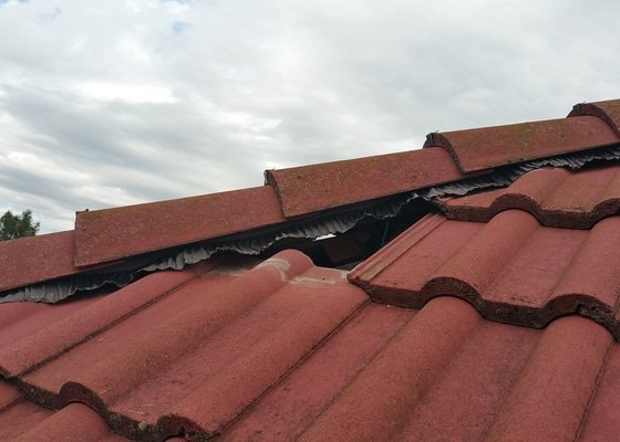 Oprava poškozené střechy