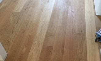 Dřevěná podlaha 70m2 - materiál + pokládka + nivelace