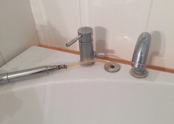 Výměna/oprava sprchové hadice u vestavné vany