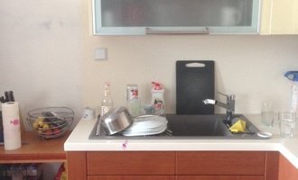 Úložné prostory do stávající kuchyně - stav před realizací