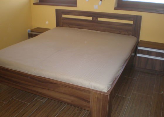 Dvojlůžková postel a noční stolky
