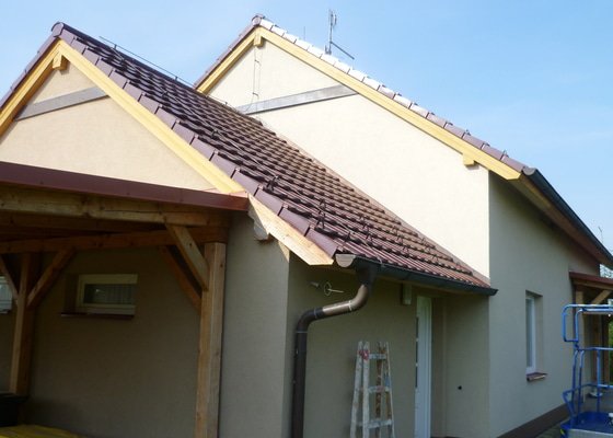 Obnova nátěru podbití střechy