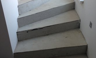 Dřevěné nášlapy na betonové schody - stav před realizací