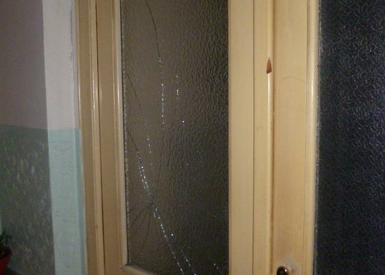 Rozbité skleněná výplň u dveří