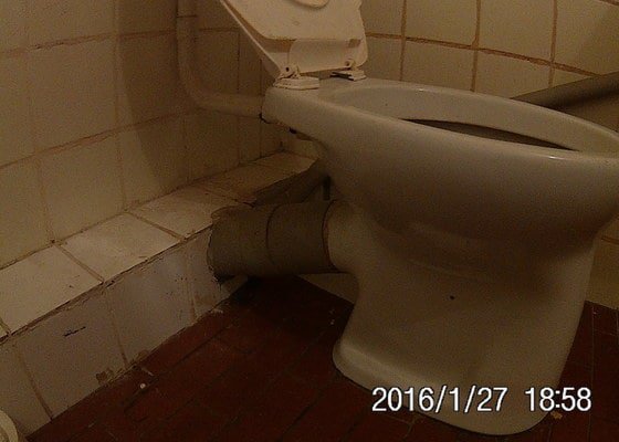 Ucpaná toaleta - stav před realizací