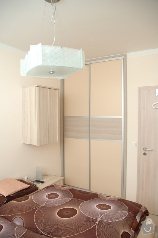 Kuchyňská linka (místnost 5m2) + 2x dvoudveřová vestavěná skříň + botník: DSC_0255