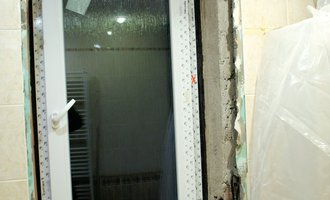 Oprava koupelny po rekonstrukci rozvodů a po osazení okna - stav před realizací
