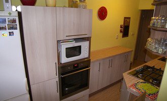 Paneláková kuchyně, skříň a sklopná postel