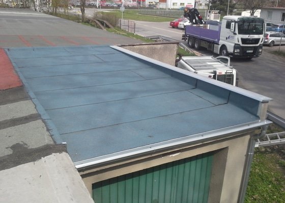 Oprava lepenkové střechy garáže