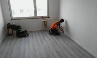 Vyrovnání podkladu a lepení vinylové podlahy