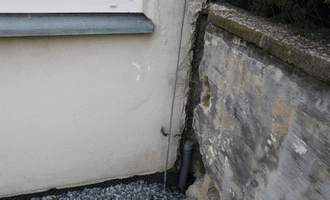 Hydroizolace venkovní zdi domu - stav před realizací