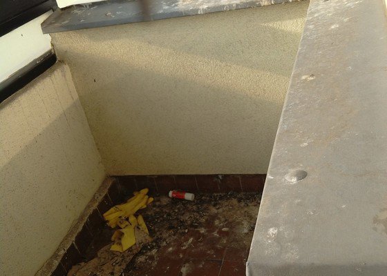 Úklid + dezinfekce balkónu po holubech, instalace sítě - stav před realizací